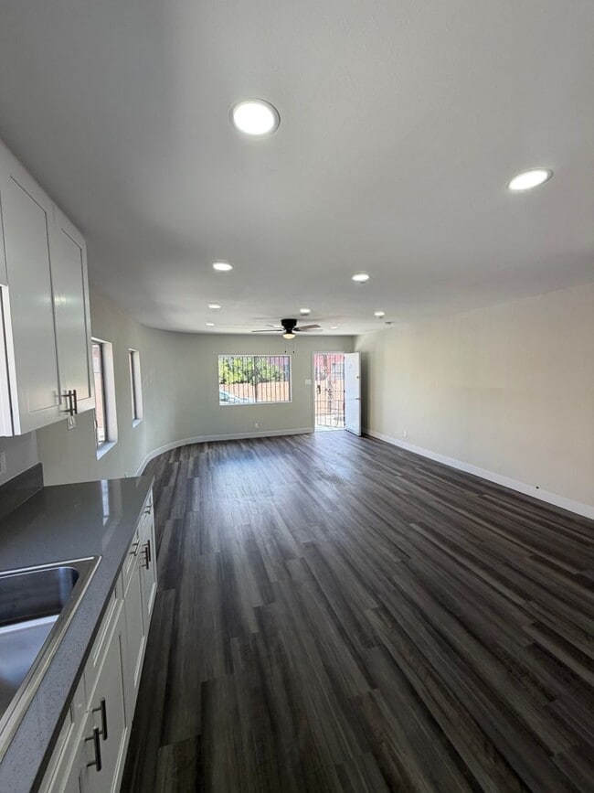 Building Photo - 601 W 94th St