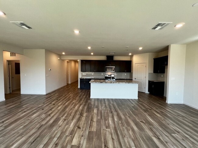 Building Photo - 2035 Greenbriar Dr