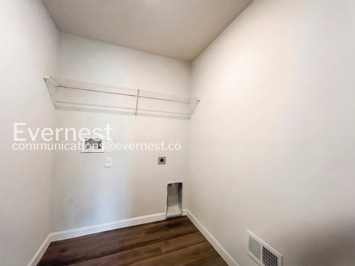 Building Photo - 25 Raeland Ln