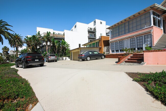 Building Photo - 622 Esplanade