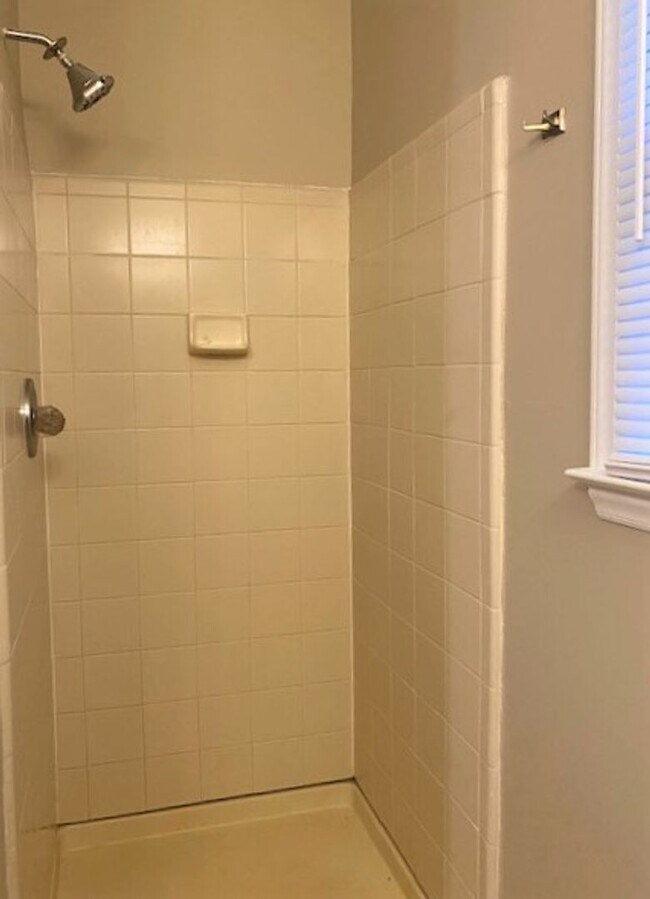 Building Photo - 3 bed, 2 bath 1 1/2 story - East Charlotte...