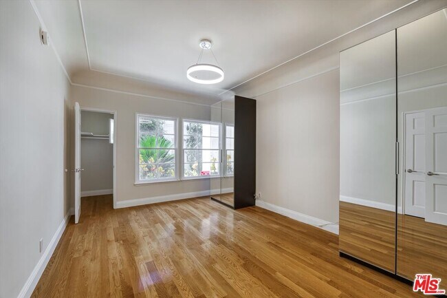 Building Photo - 9945 Robbins Dr