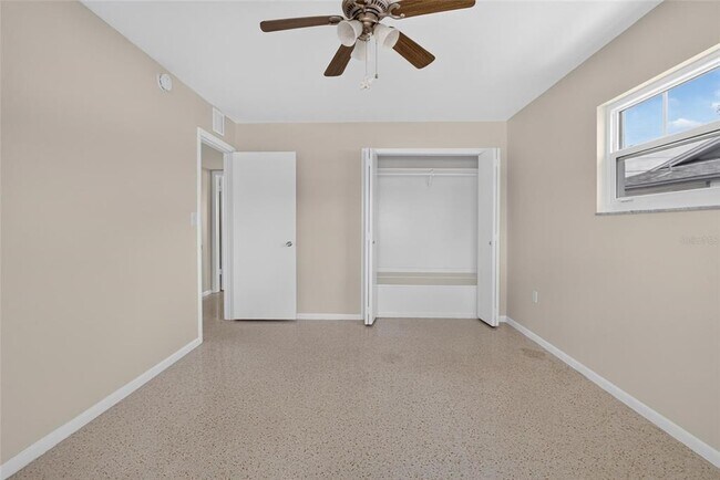 Building Photo - 705 Thunderbird Ave