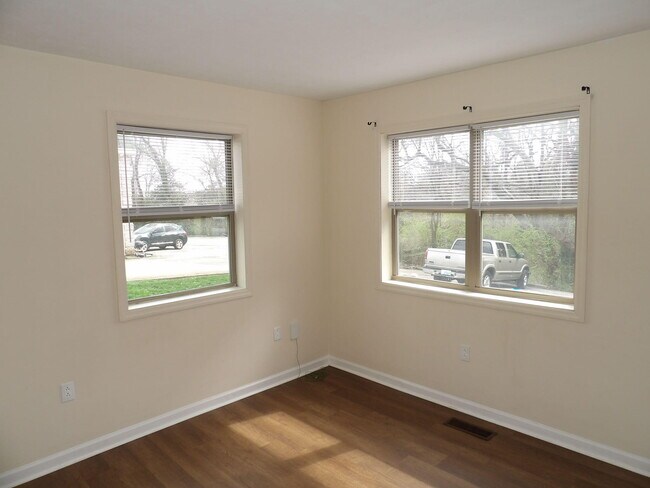 Building Photo - 902 Plaza Dr