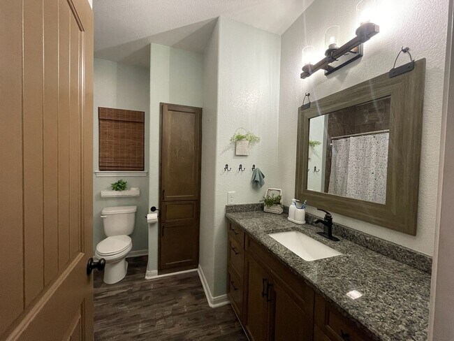 Building Photo - Gorgeous 3 BD/2 BA Home on 2 ACRES in La V...