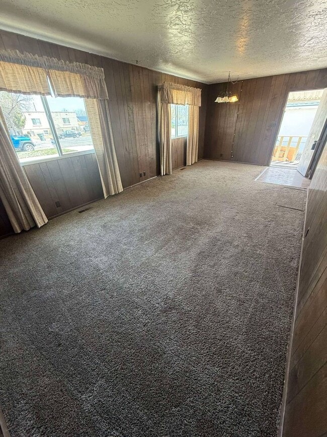 Building Photo - 2 Bedroom Home