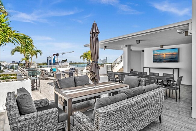 Building Photo - 9901 E Bay Harbor Dr