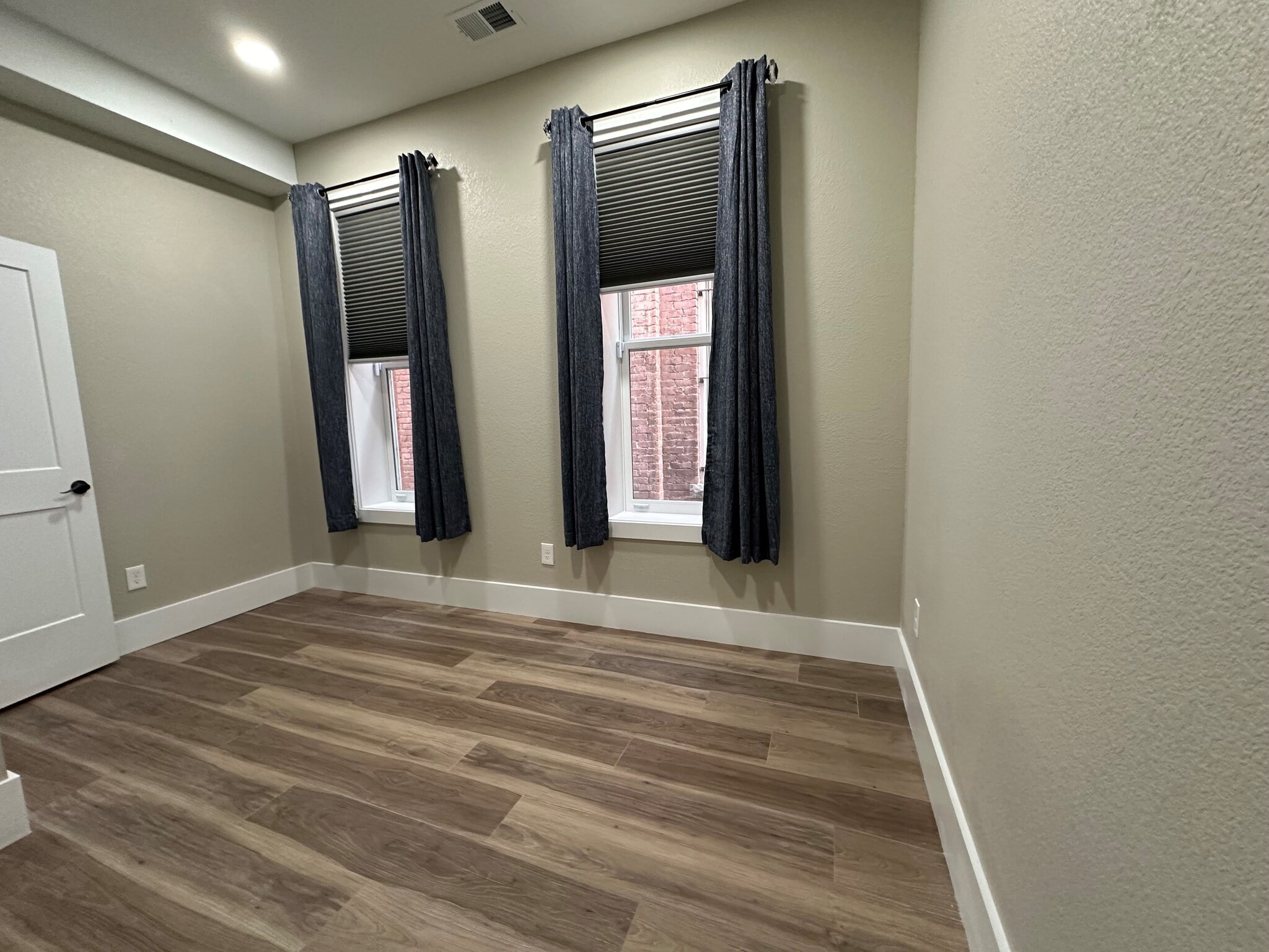 Building Photo - 204 W 5th Ave