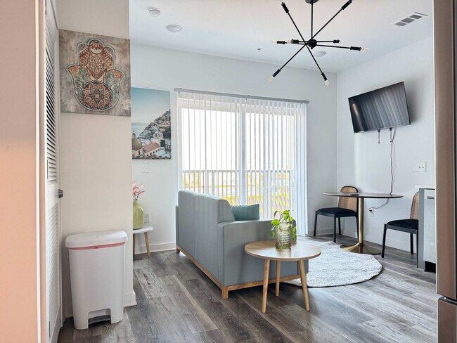 Building Photo - 542 Boulevard NE