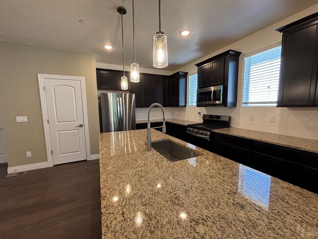 Building Photo - Elegant 3BR Townhome