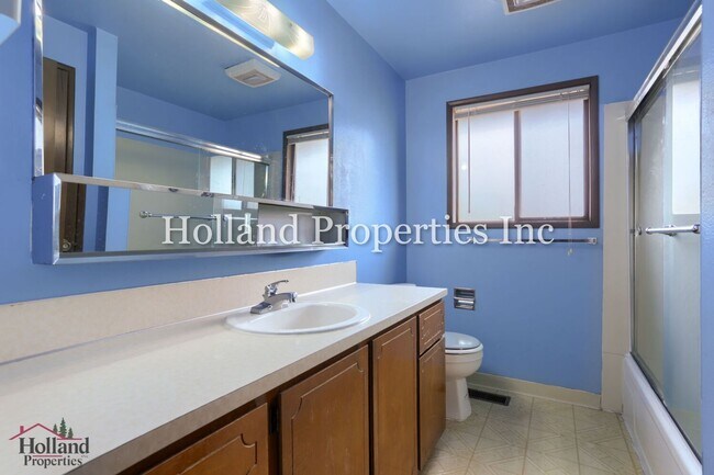 Building Photo - 1717/1719 Springbrook Way
