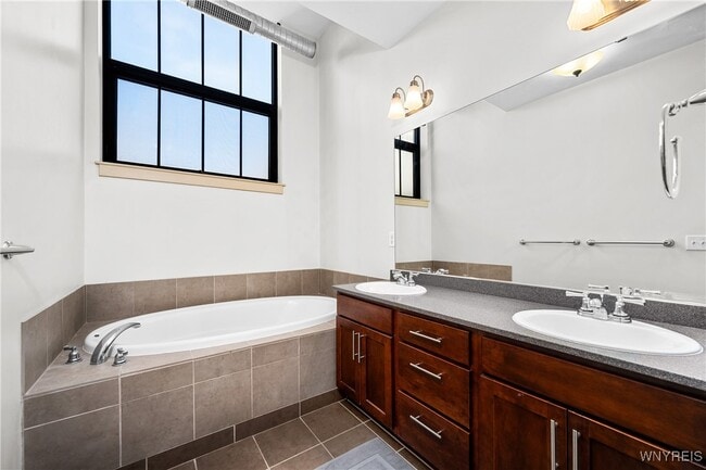Building Photo - 210 Ellicott St