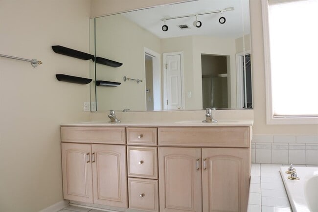 Building Photo - 9939 Sequoia Ln