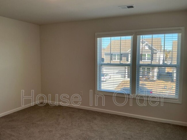 Building Photo - 41 Silverthorne Ct