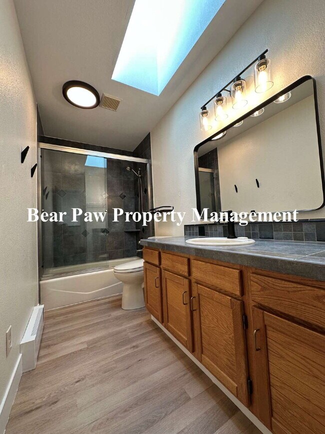 Building Photo - Spacious 4-Bed, 4.5-Bath Retreat in with B...