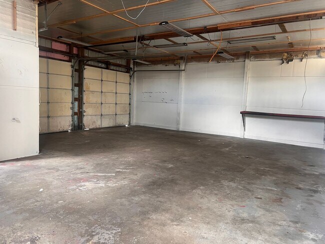 Building Photo - Holiday Move in Special  - $500 Off Rent!!!! 3 bedroom, 1 Bath home - Rare find with a large back...