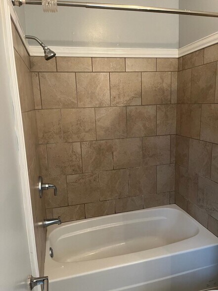 Building Photo - 1722 Shiloh Dr