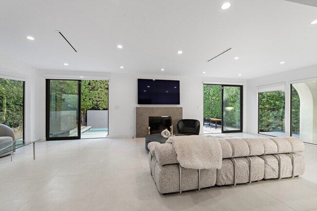 Building Photo - 201 Bedford Dr