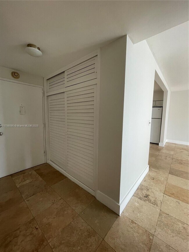 Building Photo - 1408 Brickell Bay Dr