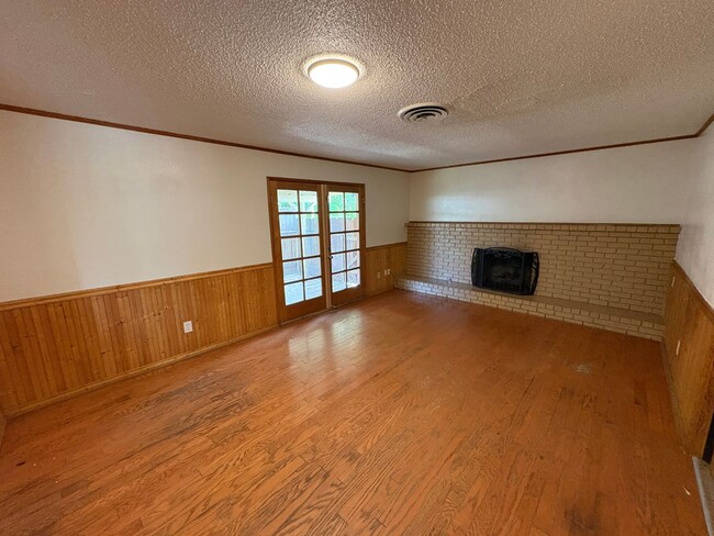 Building Photo - Corner lot home near Shopping Center Available Now!