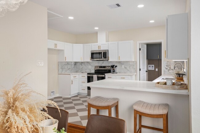 Building Photo - 102 E Val Verde St