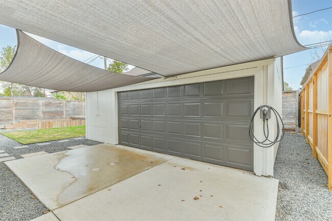 Building Photo - 6205 S Rice Ave