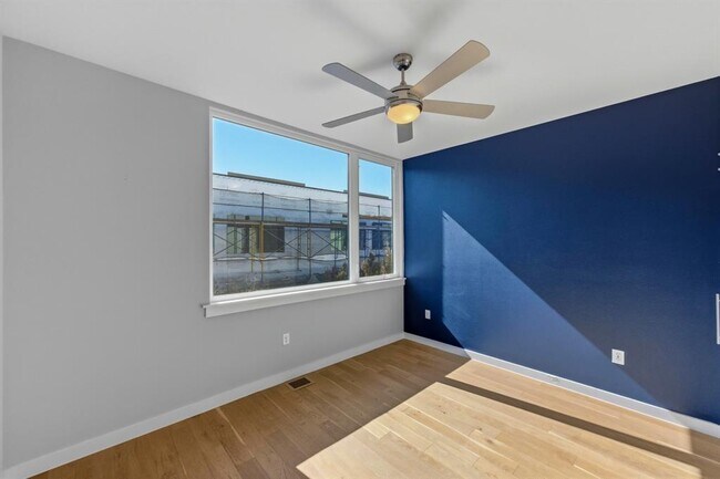 Building Photo - 2002 E 7th St