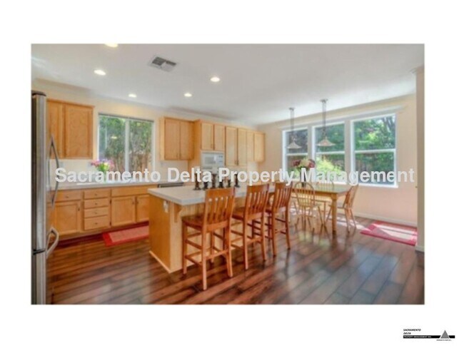 Building Photo - Gorgeous 4bed/3bath 2 story Home in Davis