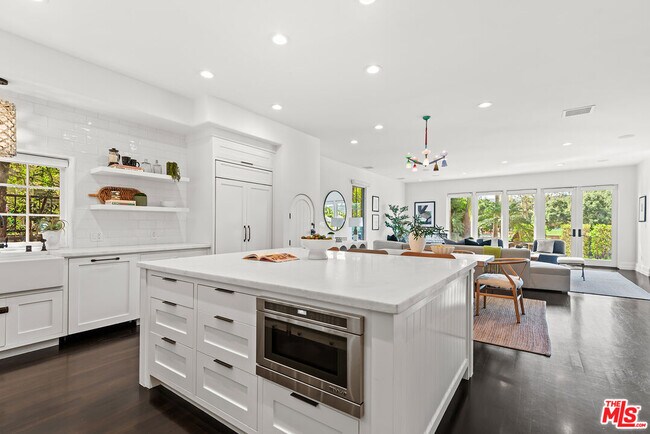 Building Photo - 9928 Toluca Lake Ave