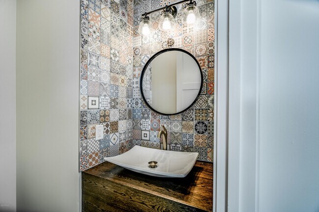 Building Photo - 301 E Jomax Rd