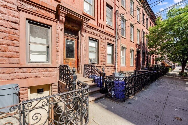 Primary Photo - 1020 Park Ave