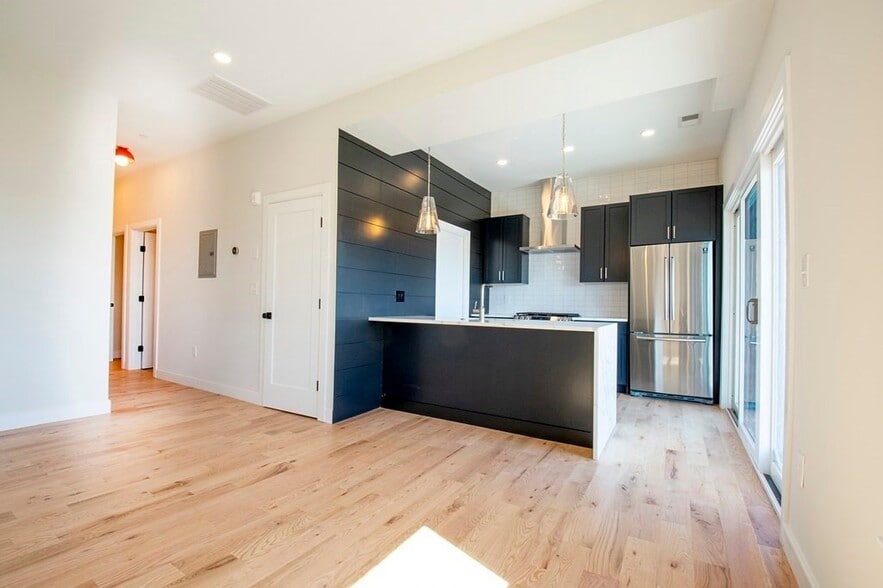 Building Photo - 275 Webster St