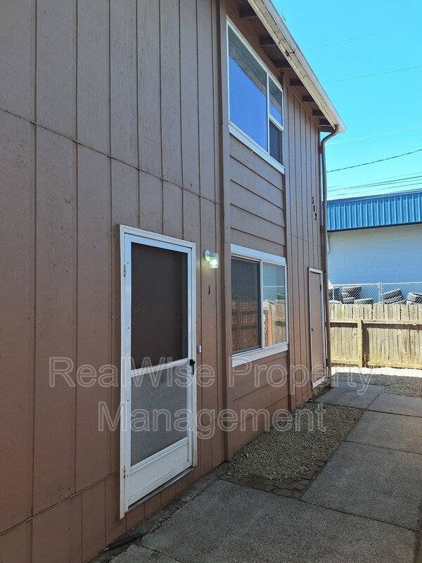Building Photo - 302 Edwards St