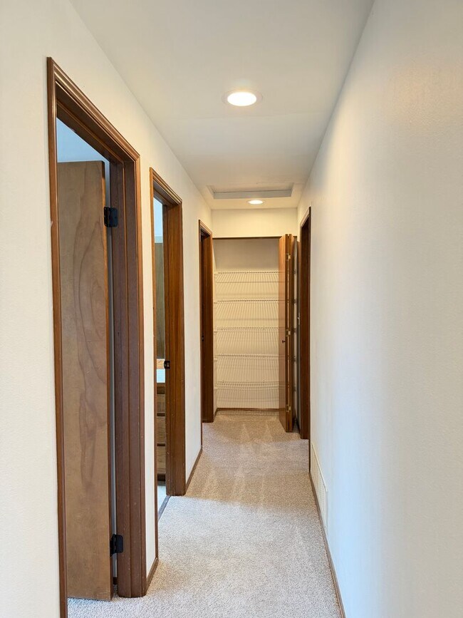 Building Photo - Saratoga Reach Beauty: Updated 4BR Home with Deck, Fireplace & Prime Mukilteo Location