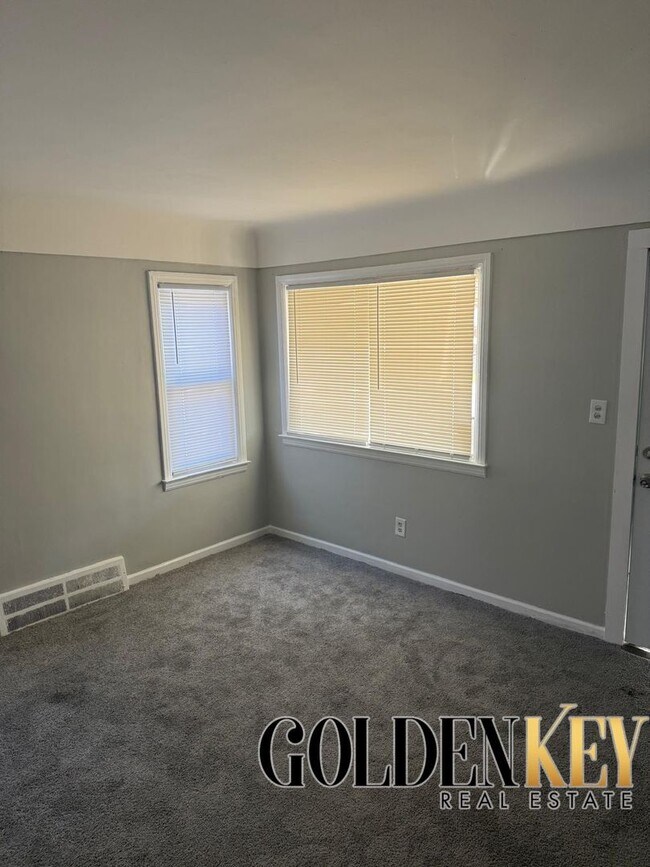 Building Photo - Newly Renovated 3-bedroom house on the Eas...