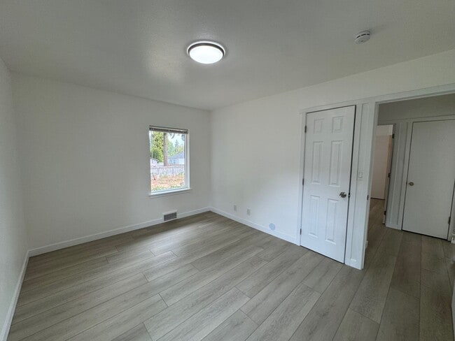 Building Photo - Newly renovated 4 bed 1 bath home in Burien