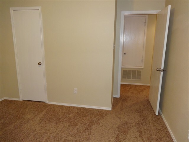 Building Photo - 1120 Boxwood Dr