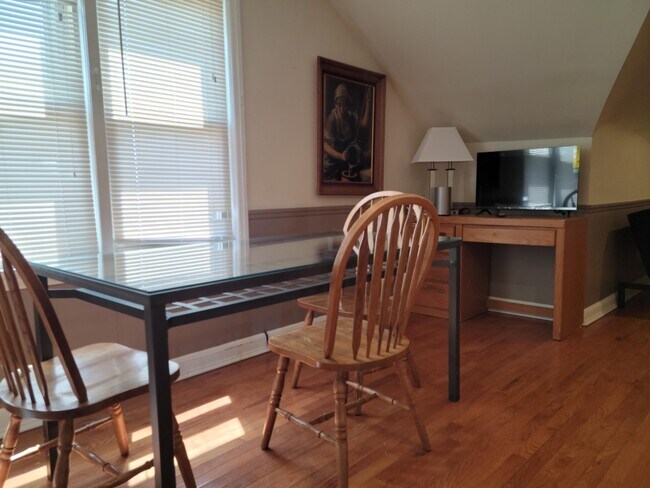 Building Photo - 4652 S Lenox St