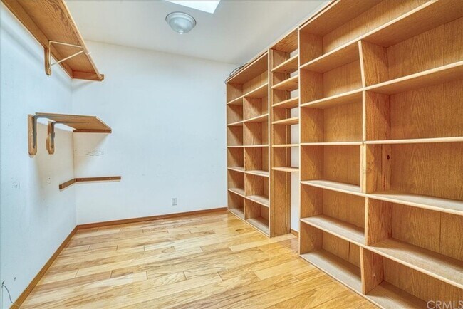 Building Photo - 5 Bedroom 3-bathroom Large single level home!