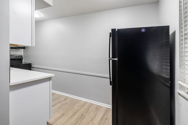 Building Photo - 558 Riverview Dr