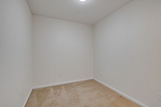 Building Photo - 4 BED & 2.5 SINGLE FAMILY HOUSE FOR RENT