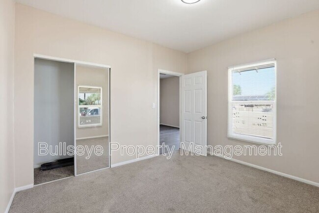 Building Photo - 925 E Garfield St