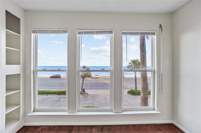 Building Photo - 8416 Seawall Blvd