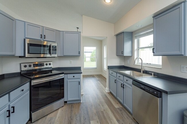Building Photo - Charming 3-Bedroom Home for Rent in South ...