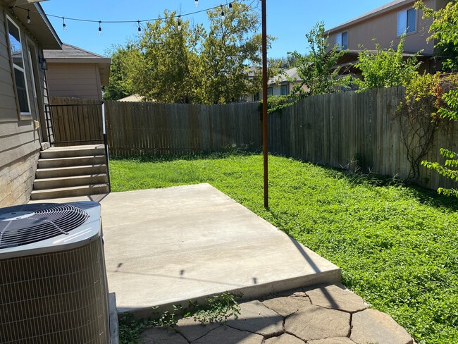 Building Photo - Room in House on Tilmon Ln