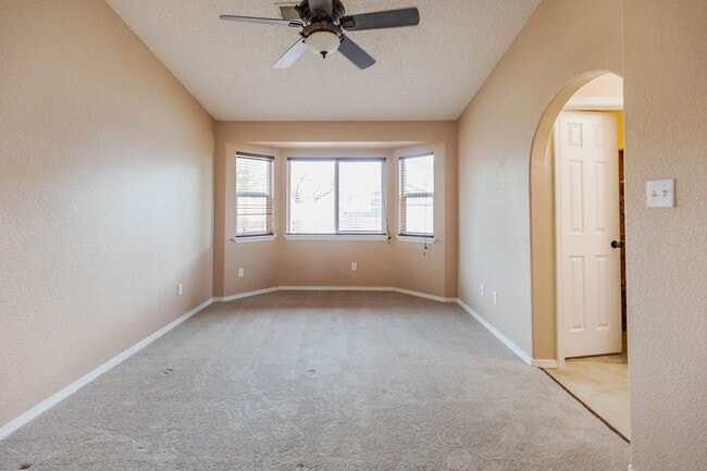 Building Photo - 3 Bedroom 2 Bath Home