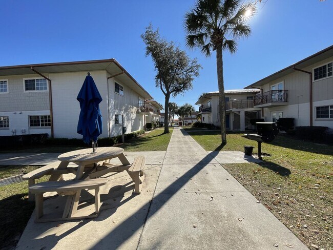 Building Photo - For Lease - 2BR/1BA at Landmark Condominiums!