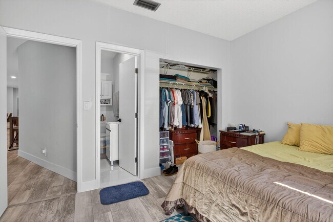Building Photo - 11910 Glenmore Dr