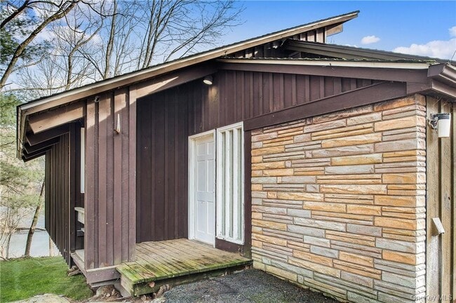 Building Photo - 288 Pine Hill Rd