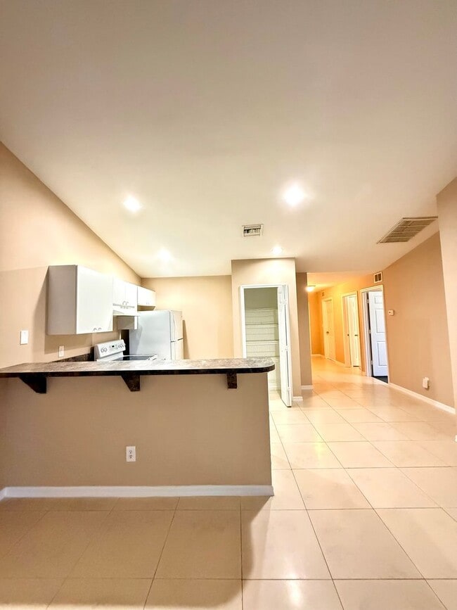 Building Photo - Central located 3 bed 2 bath duplex- 1 car garage